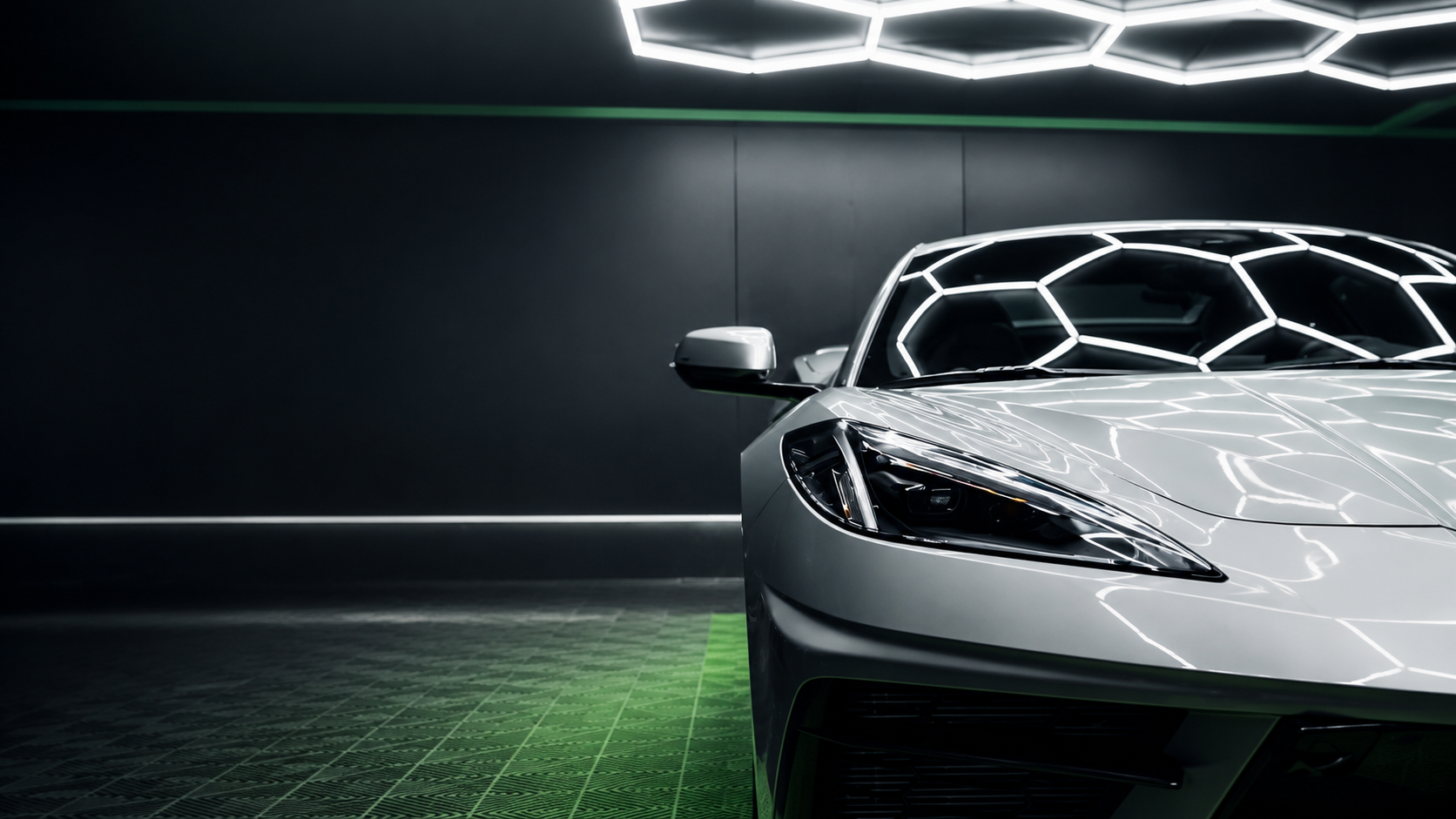 Vehículo bajo iluminación técnica en estudio de detailing
